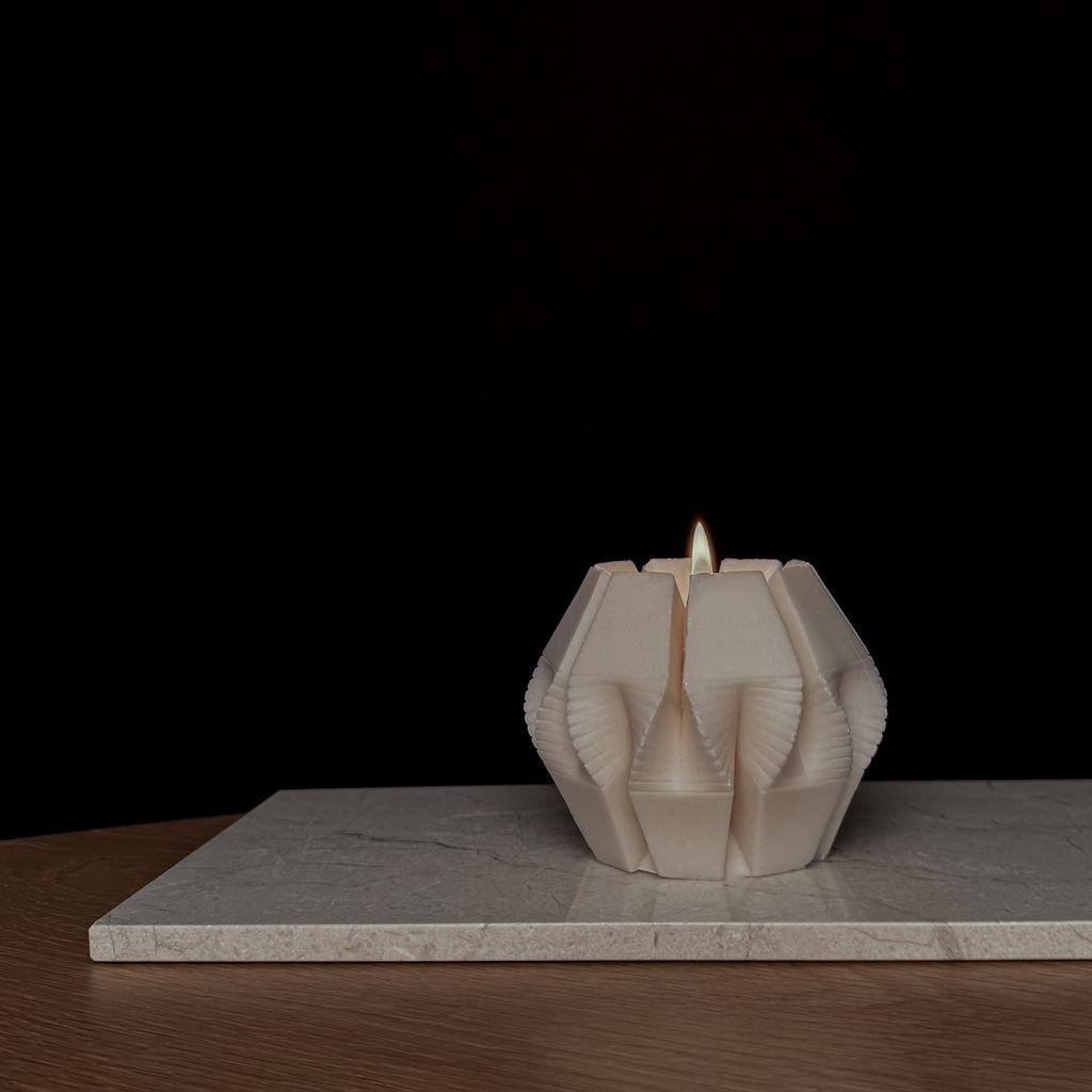 SPHERE Kerze, geometrisches Design, modernes Dekor, Designliebhaber, stilvolles Wohnaccessoire, Geschenk für Trendsetter, einzigartige Beleuchtung, Dekoration für moderne Räume, facettenreiches Lichtspiel, Blickfang.