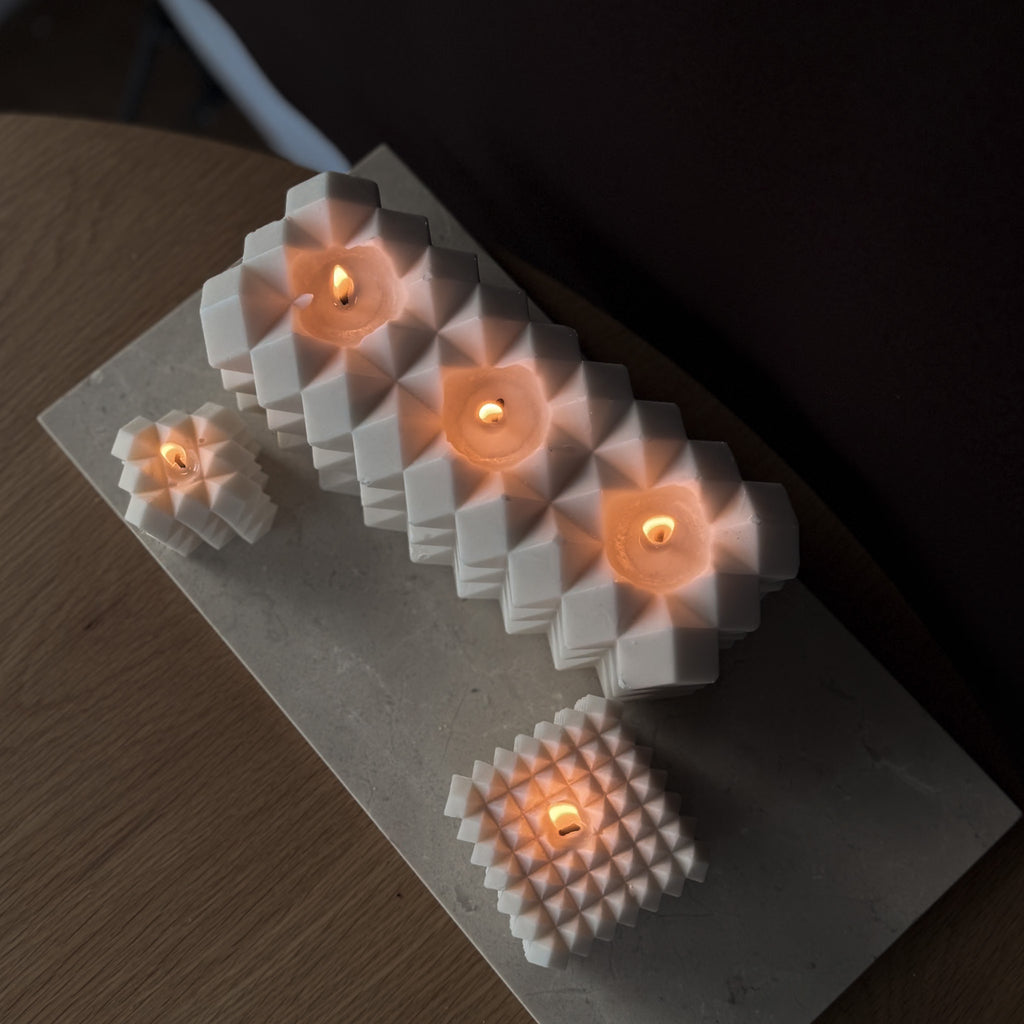 SquareKerze, Quadratische Kerze, Minimale Dekoration, Minimale Einrichtung, Futuristische Einrichtung, Futuristische Dekoration, Zeitlose Deko, Kubik, Kubus, Kubusdeko, Designerkerzen, Designer, StatementPieces, Geschenkidee