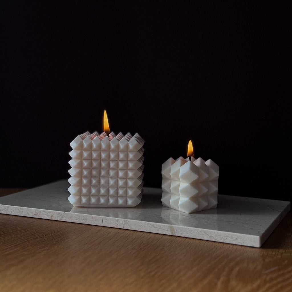 SquareKerze, Quadratische Kerze, Minimale Dekoration, Minimale Einrichtung, Futuristische Einrichtung, Futuristische Dekoration, Zeitlose Deko, Kubik, Kubus, Kubusdeko, Designerkerzen, Designer, StatementPieces, Geschenkidee