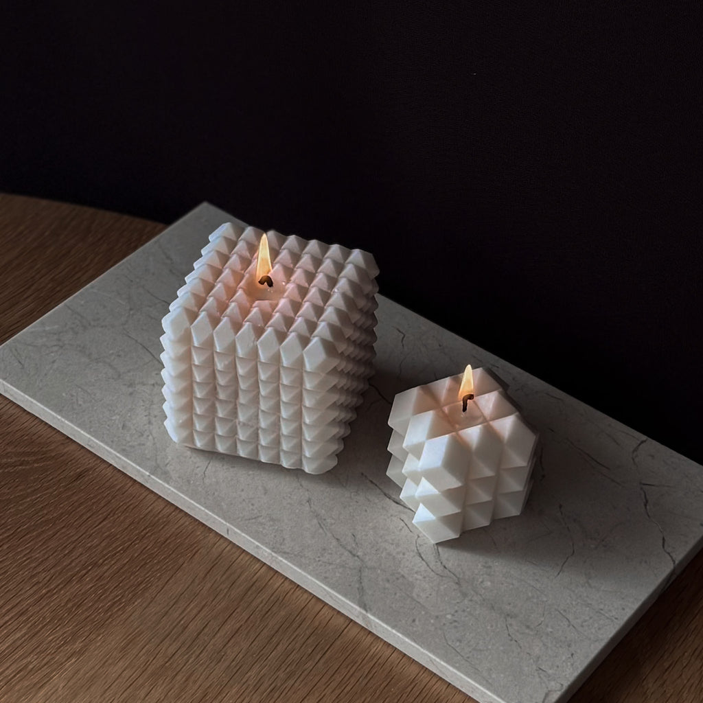 SquareKerze, Quadratische Kerze, Minimale Dekoration, Minimale Einrichtung, Futuristische Einrichtung, Futuristische Dekoration, Zeitlose Deko, Kubik, Kubus, Kubusdeko, Designerkerzen, Designer, StatementPieces, Geschenkidee