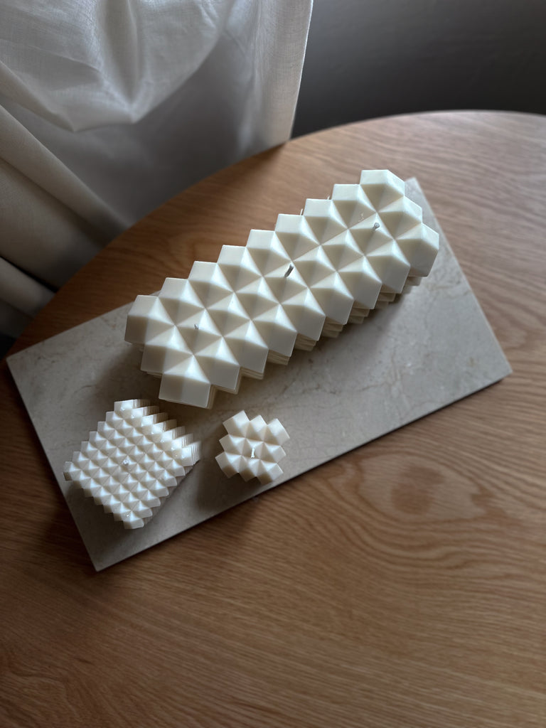 SquareKerze, Quadratische Kerze, Minimale Dekoration, Minimale Einrichtung, Futuristische Einrichtung, Futuristische Dekoration, Zeitlose Deko, Kubik, Kubus, Kubusdeko, Designerkerzen, Designer, StatementPieces, Geschenkidee
