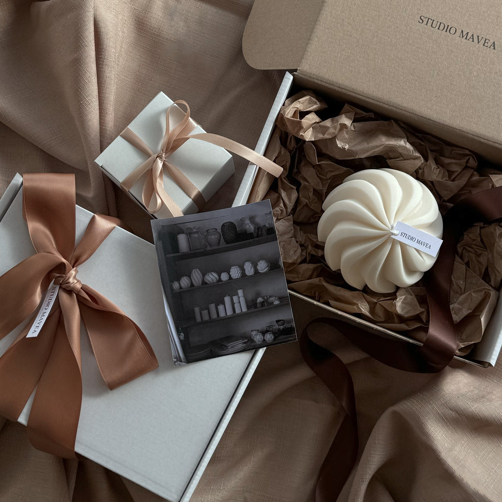 SWIRL Kerze, spiralförmiges Design, moderne Kerze, minimalistisches Accessoire, zeitgenössische Einrichtung, Kunstobjekt, elegante Beleuchtung, Dekor für Zuhause, Geschenk für Designliebhaber, stilvolles Wohnaccessoire.
