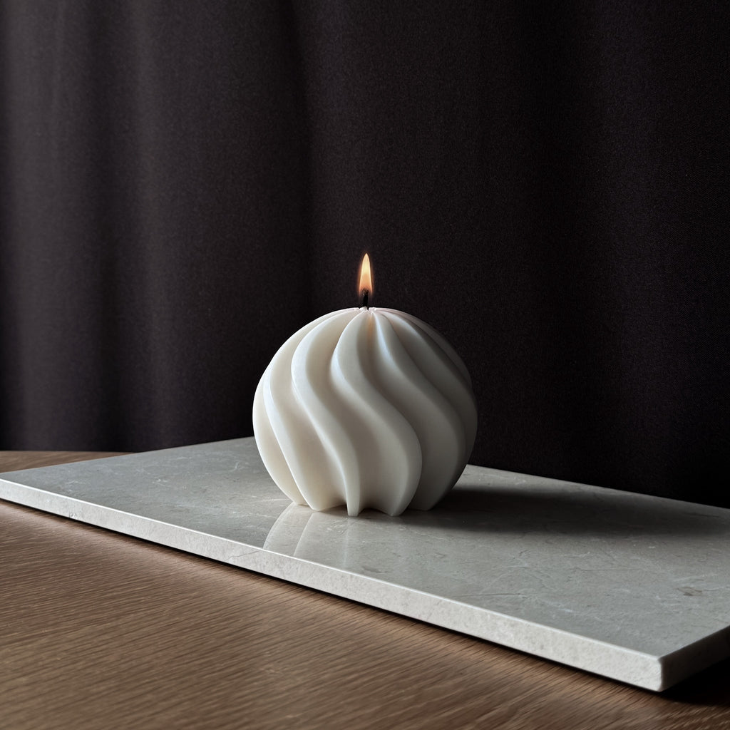 SWIRL Kerze, spiralförmiges Design, moderne Kerze, minimalistisches Accessoire, zeitgenössische Einrichtung, Kunstobjekt, elegante Beleuchtung, Dekor für Zuhause, Geschenk für Designliebhaber, stilvolles Wohnaccessoire.
