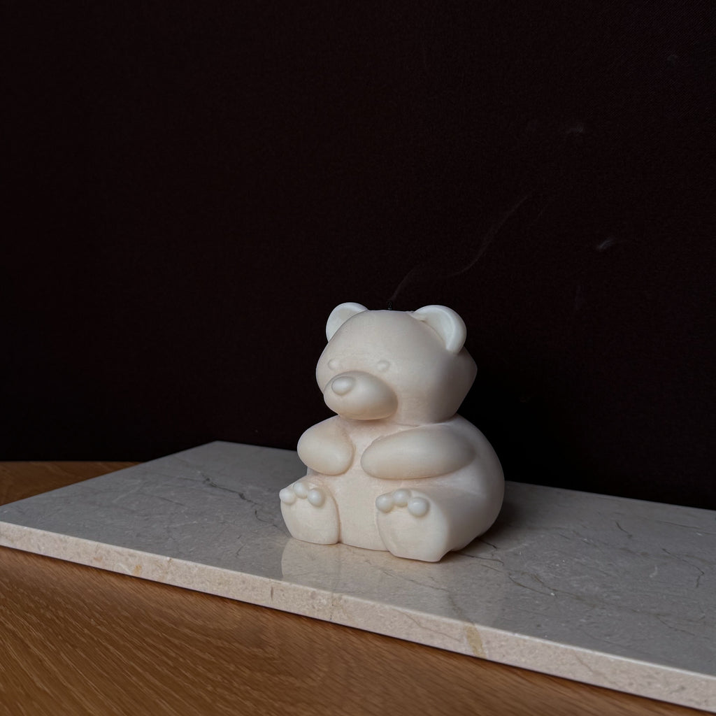 TEDDY Kerze, verspieltes Design, Geschenk für Familien, Kinderzimmerdekoration, Babyshower Geschenk, charmante Beleuchtung, nostalgie Kerze, gemütliches Zuhause, Kinderfreundlich, dekorative Kerze.
