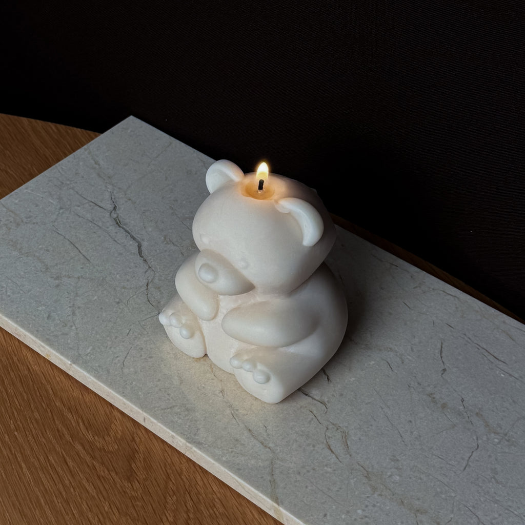 TEDDY Kerze, verspieltes Design, Geschenk für Familien, Kinderzimmerdekoration, Babyshower Geschenk, charmante Beleuchtung, nostalgie Kerze, gemütliches Zuhause, Kinderfreundlich, dekorative Kerze.
