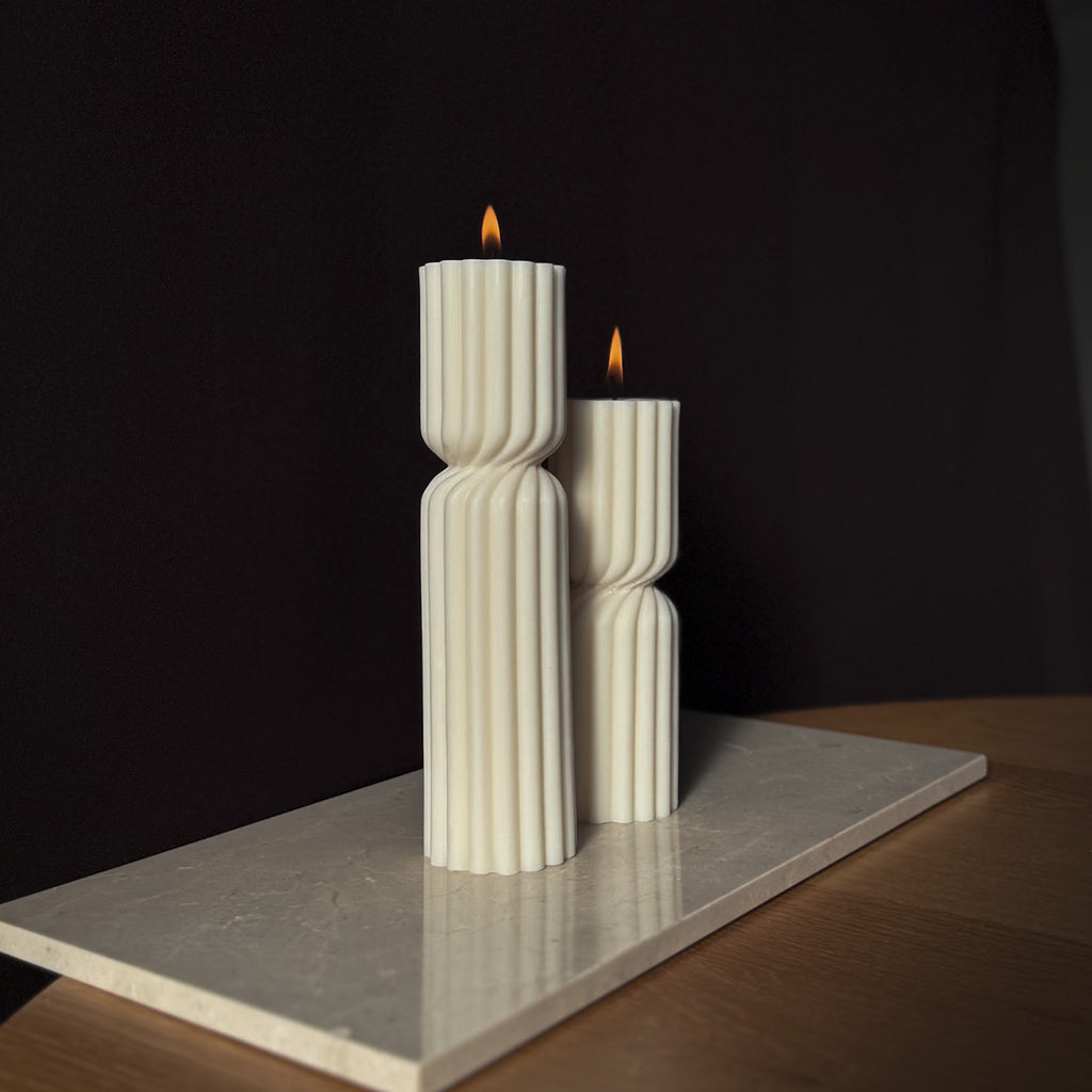 THALIA Kerze, klassisches Design, gerippte Kerze, elegante Beleuchtung, stilvolles Wohnaccessoire, minimalistische Dekoration, Geschenkidee, einladendes Ambiente, zeitlose Eleganz, Raffinesse für Zuhause.