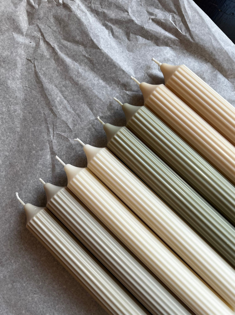 Thora_Rillenkerze, klassisches Design, gerippte Kerze, elegante Beleuchtung, stilvolles Wohnaccessoire, minimalistische Dekoration, Geschenkidee, einladendes Ambiente, zeitlose Eleganz, Raffinesse für Zuhause.