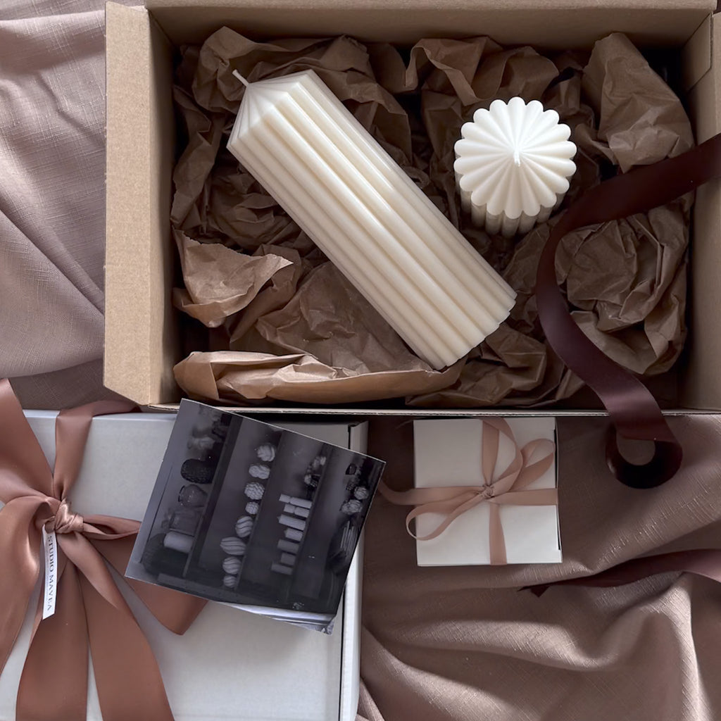 Kerze, klassisches Design, gerippte Kerze, elegante Beleuchtung, stilvolles Wohnaccessoire, minimalistische Dekoration, Geschenkidee, einladendes Ambiente, zeitlose Eleganz, Raffinesse für Zuhause.