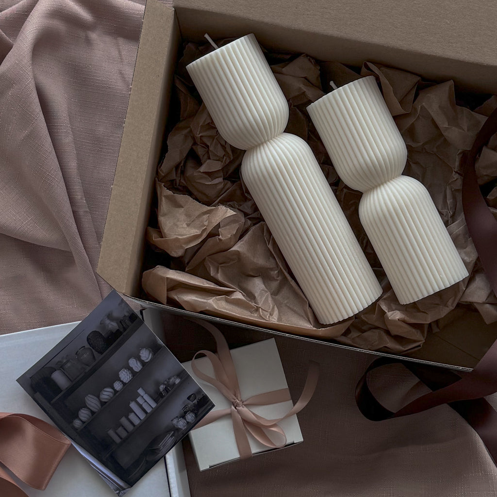 TILDA Kerze, modernes Design, geripptes Detail, skulpturale Kerze, minimalistische Dekoration, elegante Beleuchtung, moderne Kunst, Geschenk für Designer, stilvolles Wohnaccessoire, architektonisches Element, Geschenkbox.