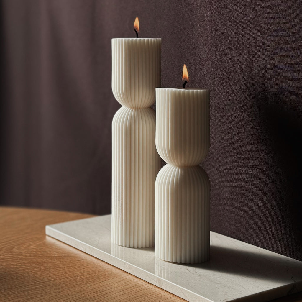 TILDA Kerze, modernes Design, geripptes Detail, skulpturale Kerze, minimalistische Dekoration, elegante Beleuchtung, moderne Kunst, Geschenk für Designer, stilvolles Wohnaccessoire, architektonisches Element.