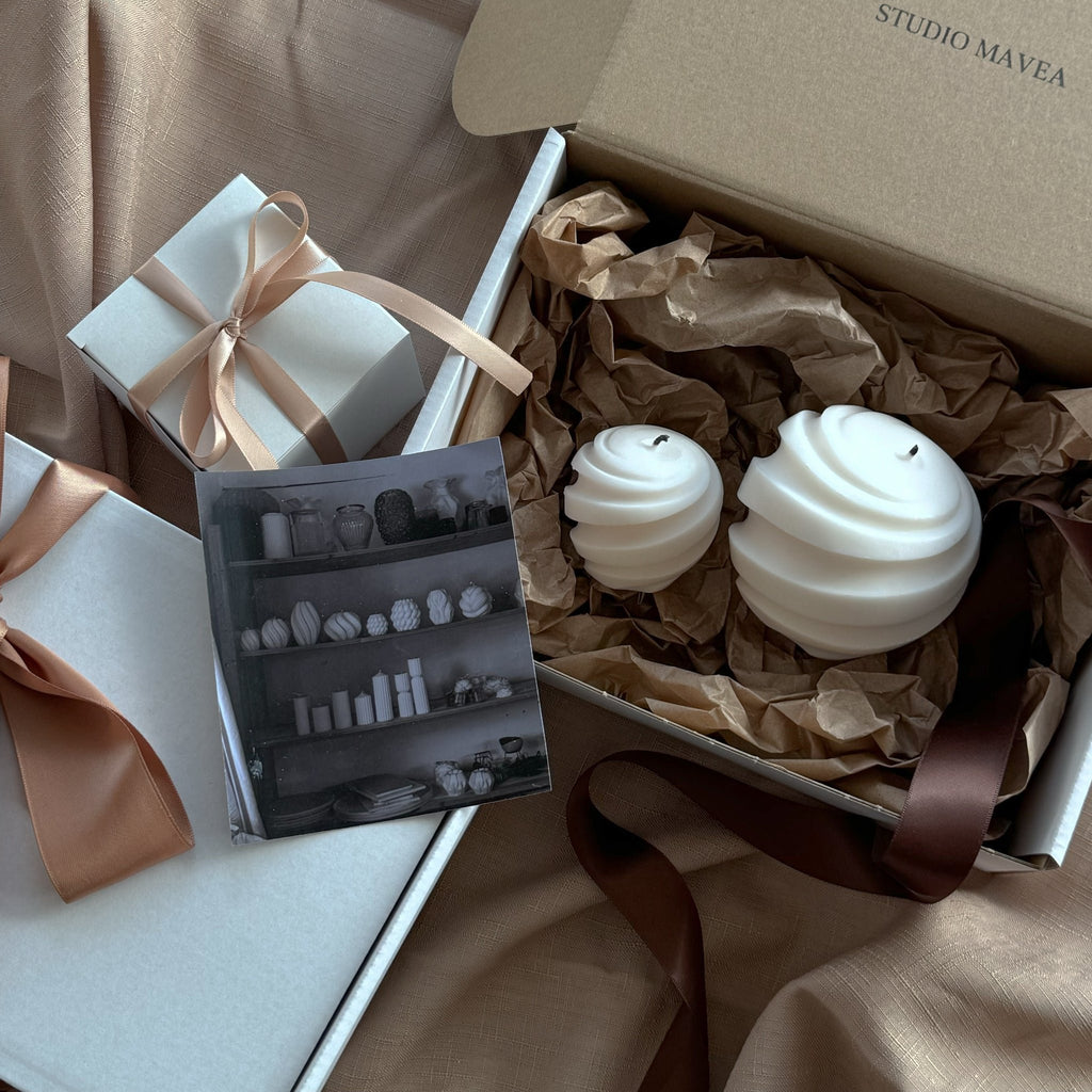 UNIVERSE Kerze, spiralförmiges Design, galaktische Dekoration, meditative Beleuchtung, minimalistisches Accessoire, Geschenk für Astronomiebegeisterte, elegantes Design, stimmungsvolle Beleuchtung, dekorative Kerze, harmonische Atmosphäre.
