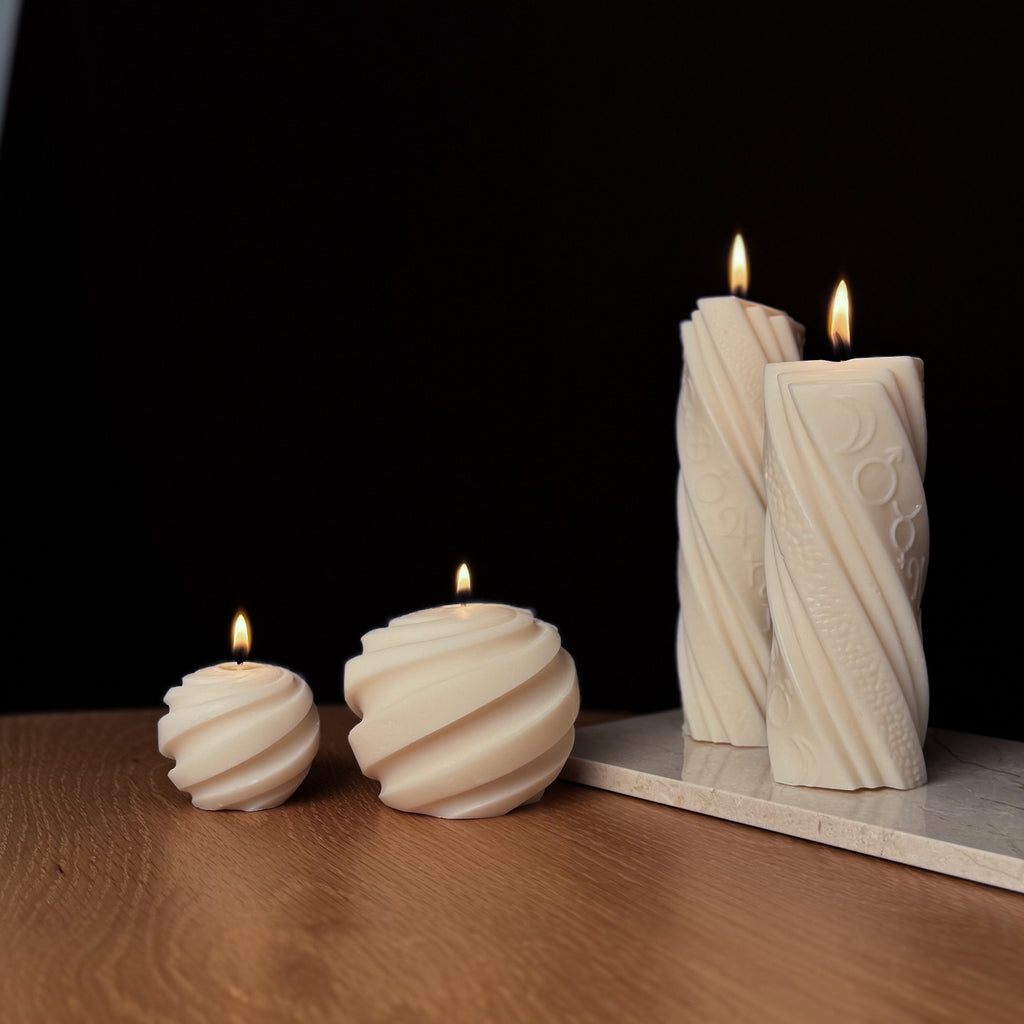 UNIVERSE Kerze, spiralförmiges Design, galaktische Dekoration, meditative Beleuchtung, minimalistisches Accessoire, Geschenk für Astronomiebegeisterte, elegantes Design, stimmungsvolle Beleuchtung, dekorative Kerze, harmonische Atmosphäre.
