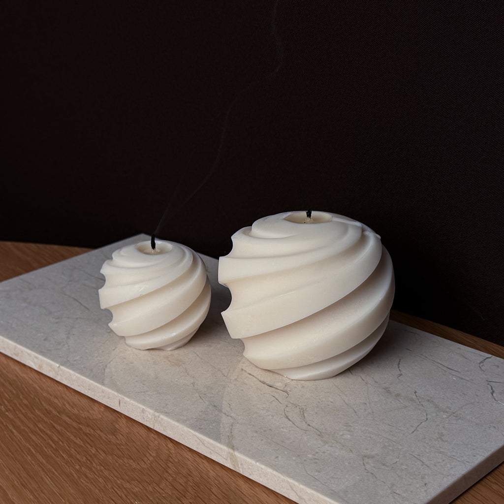 UNIVERSE Kerze, spiralförmiges Design, galaktische Dekoration, meditative Beleuchtung, minimalistisches Accessoire, Geschenk für Astronomiebegeisterte, elegantes Design, stimmungsvolle Beleuchtung, dekorative Kerze, harmonische Atmosphäre.
