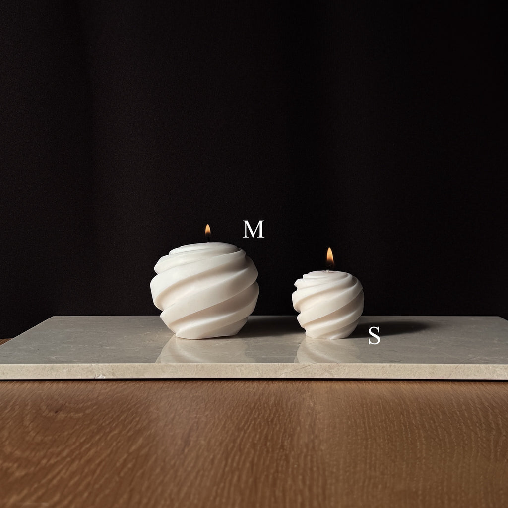 UNIVERSE Kerze, spiralförmiges Design, galaktische Dekoration, meditative Beleuchtung, minimalistisches Accessoire, Geschenk für Astronomiebegeisterte, elegantes Design, stimmungsvolle Beleuchtung, dekorative Kerze, harmonische Atmosphäre.
