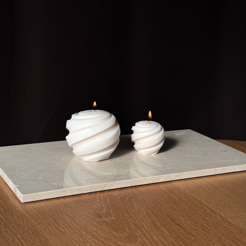 UNIVERSE Kerze, spiralförmiges Design, galaktische Dekoration, meditative Beleuchtung, minimalistisches Accessoire, Geschenk für Astronomiebegeisterte, elegantes Design, stimmungsvolle Beleuchtung, dekorative Kerze, harmonische Atmosphäre.
