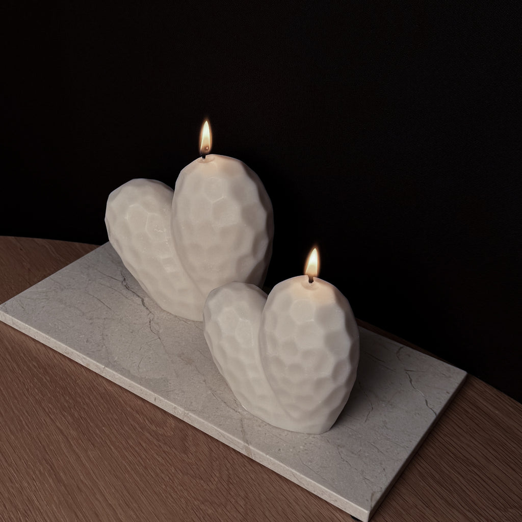 LOVE Kerze, blumiges Design, florale Eleganz, Geschenk für Gartenfreunde, Hochzeitsdekoration, romantische Beleuchtung, Blumenkerze, frische Atmosphäre, dekoratives Element, natürliche Schönheit.