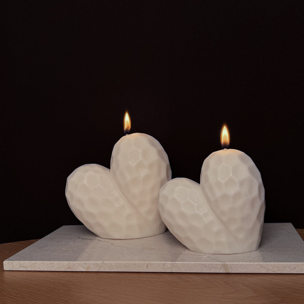 LOVE Kerze, blumiges Design, florale Eleganz, Geschenk für Gartenfreunde, Hochzeitsdekoration, romantische Beleuchtung, Blumenkerze, frische Atmosphäre, dekoratives Element, natürliche Schönheit.