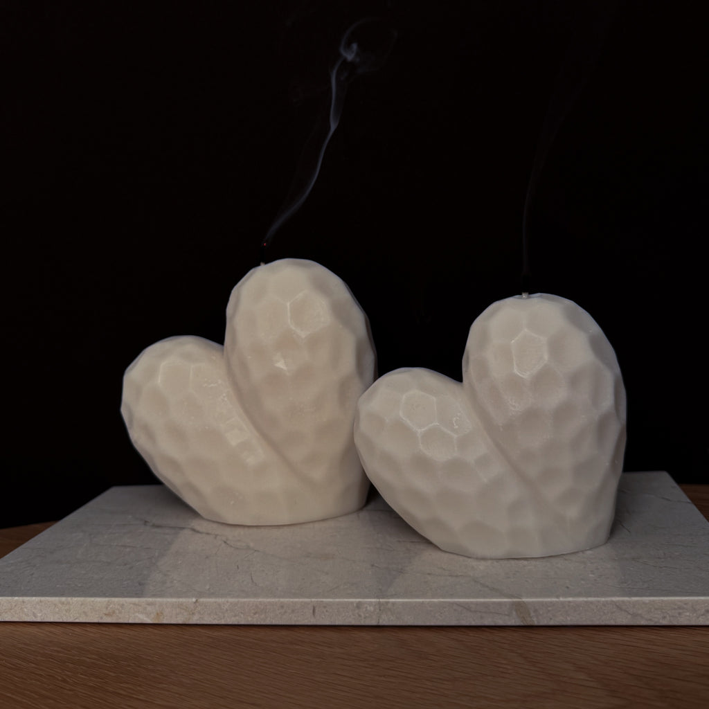 LOVE Kerze, blumiges Design, florale Eleganz, Geschenk für Gartenfreunde, Hochzeitsdekoration, romantische Beleuchtung, Blumenkerze, frische Atmosphäre, dekoratives Element, natürliche Schönheit.