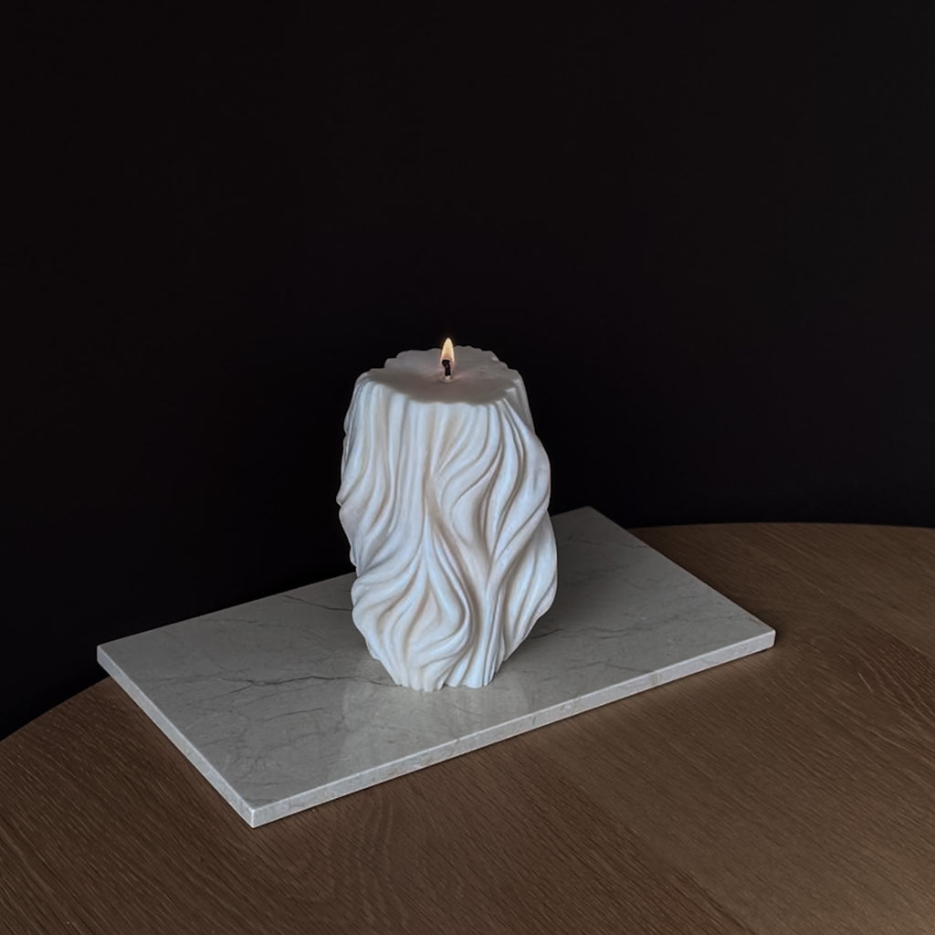 WAVE Kerze, wellenartiges Design, entspannende Atmosphäre, natürliche Eleganz, Geschenk für Yoga-Liebhaber, sanftes Design, beruhigendes Licht, Wohnkultur, Spa-Dekoration, stilvolles Wohnaccessoire.
